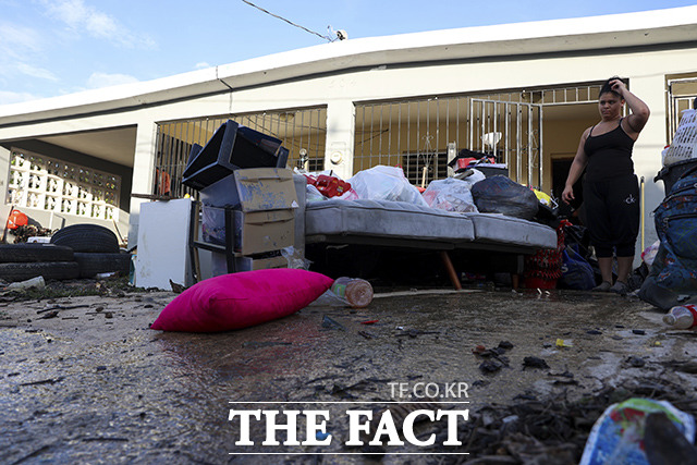 침수된 가정집에서 세간살이를 정리하는 푸에르토리코 주민들. /살리나스=AP.뉴시스