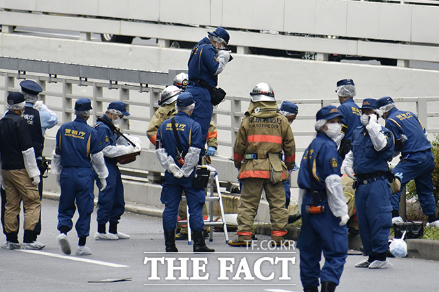 70대로 추정되는 한 남성이 불길에 휩싸인 채 발견된 가운데 21일 일본 도쿄 총리관저 인근 도로에서 경찰과 소방관들이 현장 조사를 하고 있다. /도쿄=AP.뉴시스