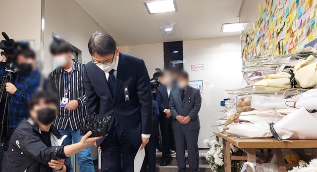 김상범 서울교통공사 사장이 24일 서울 중구 신당역에 마련된 신당역 스토킹 살해 사건 희생자 분향소를 찾아 사과하고 있다. /뉴시스