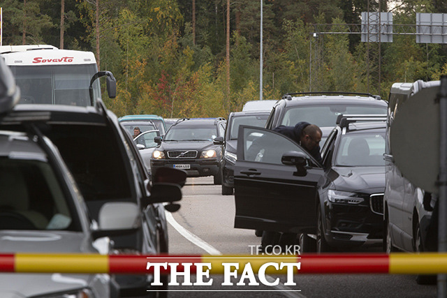 핀란드의 남부 국경지대인 발리마 검문소에 줄지어 늘어선 차량 행렬. /발리마=AP.뉴시스