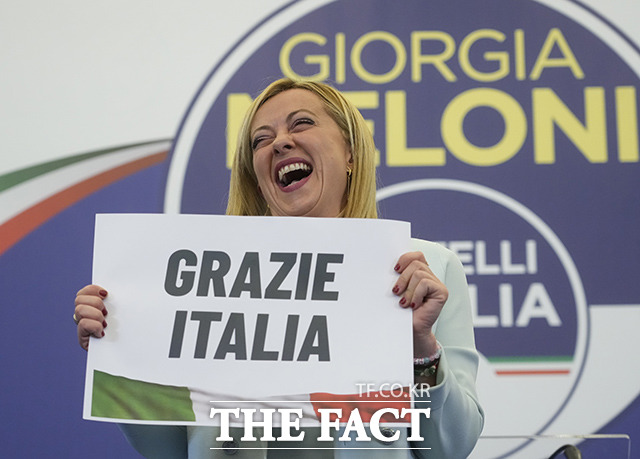 조르자 멜로니 이탈리아형제당(Fdl) 대표가 25일(현지시간) 로마에 있는 당 선거본부에서 고맙습니다 이탈리아라고 쓰인 피켓을 들고 환하게 웃고 있다. /로마=AP.뉴시스