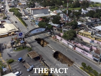  '도로에 구멍이 뻥~'…과테말라에 생긴 대형 싱크홀 [TF사진관]