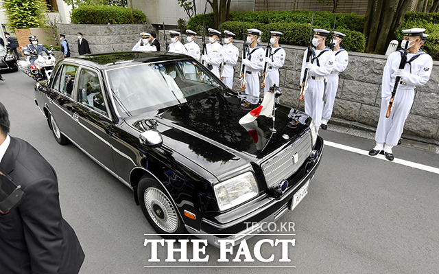 아베 전 총리의 유골함을 태운 차량이 의장대의 배웅을 받으며 부도칸으로 이동하고 있다. /도쿄=AP.뉴시스