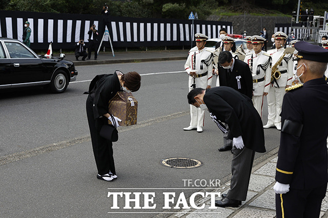 고인의 유골함을 든 아베 아키에 여사(왼쪽)과 기시다 후미오 일본 총리가 고개를 숙이며 예를 표하고 있다. /도쿄=AP.뉴시스