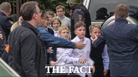  러시아 학교서 '무차별 총기 난사'…긴급 대피하는 아이들 [TF사진관]