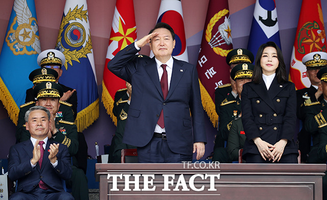  尹 국군의 날 기념식서 