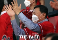  신동빈, 롯데자이언츠 지명 선수 챙겼다…'프랜차이즈 선수되길'