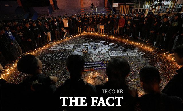 인도네시아 축구장 참사 이후 희생자들을 기리며 촛불집회를 하고있다. /자바=AP.뉴시스