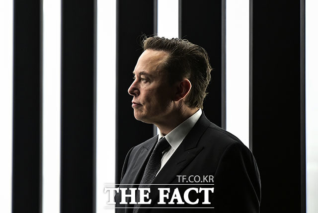일론 머스크 테슬라 최고경영자(CEO)는 트위터 인수 자금을 빌려주기로 한 대출 은행들을 상대로 28일까지 트위터 인수 계약을 완료하겠다고 약속했다. /AP.뉴시스