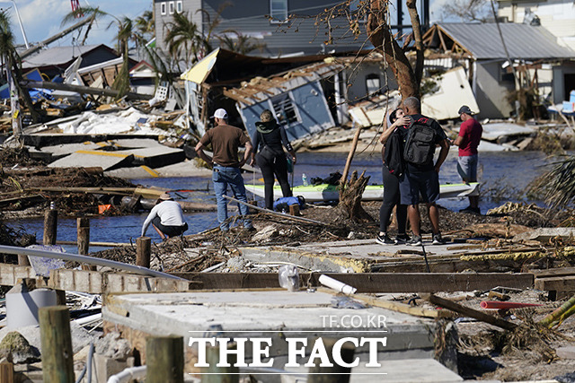 역대급 허리케인 이언이 미국 플로리다주를 강타하면서, 주택이 무너지거나 도로가 침수되는 등 막대한 피해가 발생했다. 해안가를 중심으로 쏟아진 기록적인 폭우와 강풍은 마을을 통째로 집어삼켰으며, 플로리다주에서만 100명 이상의 사망자가 발생했다. /플로리다=AP.뉴시스