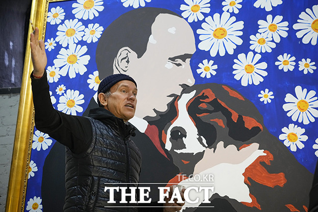 화가 알렉세이 세르지엔코의 손에 의해 재탄생한 푸틴 초상화는, 10년 전 완성됐던 기존의 그림에 2배 크기다. 그림 속에는 푸틴 대통령이 강아지를 품에 안고 있는 인자한 모습이 그려져 있다. 한편, 지난 2월 러시아의 우크라이나 침공으로 시작된 전쟁이 여전히 계속되고 있다. /상트페테르부르크=AP.뉴시스
