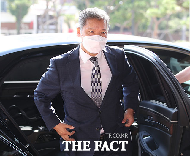 이영진 헌법재판관의 골프접대 의혹을 수사 중인 고위공직자범죄수사처(공수처)가 골프모임 자리에 함께 있었던 이 재판관의 고향후배를 조사 중이다. /뉴시스