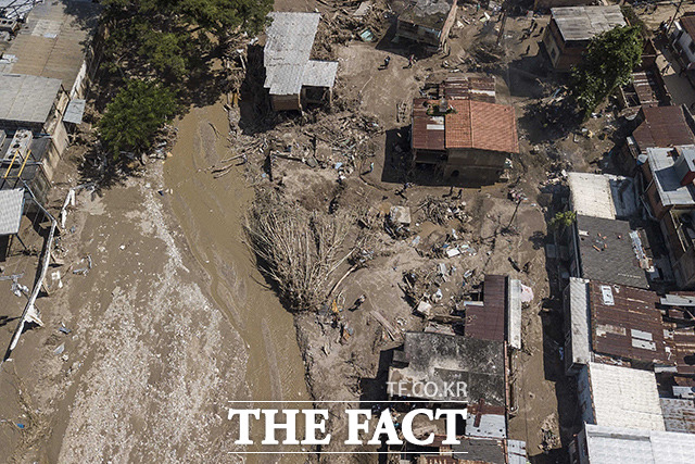 베네수엘라의 수도 카라카스에서 남서쪽 방향에 위치한 아라과주 라스테헤리아스 산간 마을에 기록적인 폭우가 쏟아지면서 대규모 산사태가 발생했다. 해당 지역에는 5만 여명이 거주하고 있으며 주택 300개 이상이 무너졌고 36명이 사망하고 56명이 실종됐다. /라스테헤리아스=AP.뉴시스
