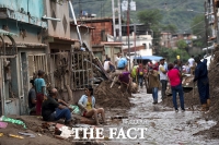  '진흙으로 뒤덮인 거리'…베네수엘라, 대규모 산사태로 90여 명 사망·실종[TF사진관]