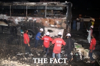  파키스탄, 홍수 이재민 태운 버스에서 화재… 어린이 등 18명 사망 [TF사진관]