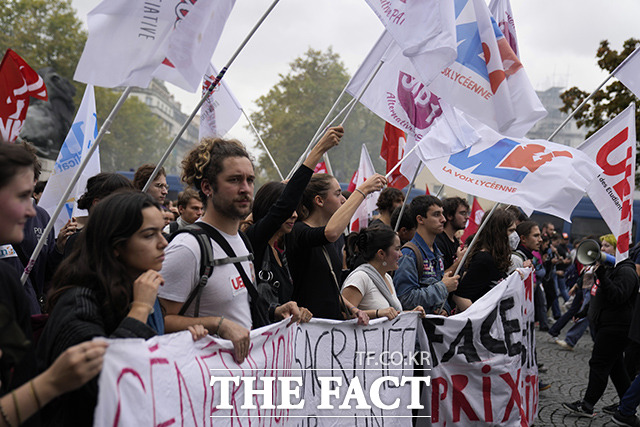 16일(현지시간) 프랑스 파리에서 에마뉘엘 마크롱 정부에 대해 물가 상승에 따른 책임과 임금인상 조치 등을 요구하는 시위를 하고 있다. /파리=AP.뉴시스