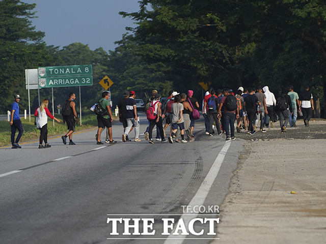 멕시코 남부 국경지대인 치아파스주의 한 육군 검문소 근처를 걷고 있는 베네수엘라 이주민들. /치아파스=AP.뉴시스