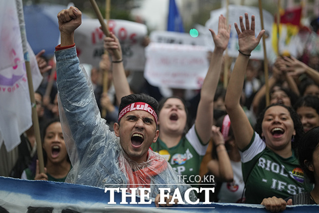 18일(현지시간) 브라질 상파울루의 한 거리에 모인 대학생들이 정부의 공립학교 및 대학의 예산 삭감에 반대하며 시위를 하고 있다. /상파울루=AP.뉴시스