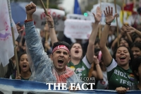  브라질, 대선 결선투표 앞두고 '대규모 대학생 시위' 벌어져 [TF사진관]