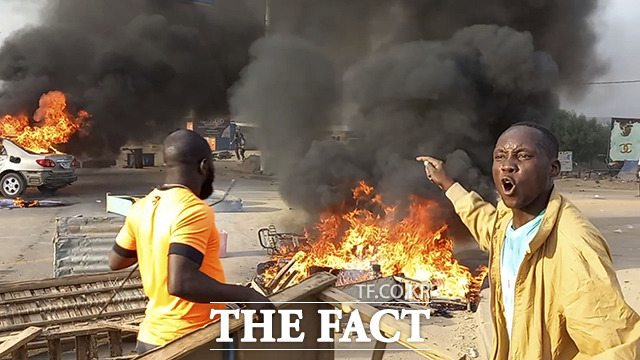 20일(현지시간) 중앙아프리카 차드의 수도 은자메나에서 군정 연장에 반대하는 반정부 시위대가 바리케이드에 불을 붙이며 도로를 점거하고 있다. /은자메나=AP.뉴시스