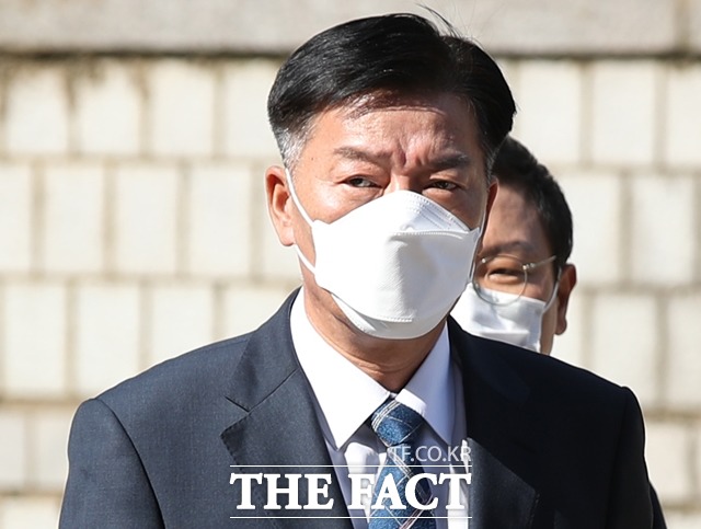 서해 공무원 피격 사건 은폐 의혹을 받는 김홍희 전 해양경찰청장이 21일 오후 서울 서초구 서울중앙지방법원에서 열린 구속 전 피의자 심문(영장실질심사)에 출석하고 있다. /뉴시스