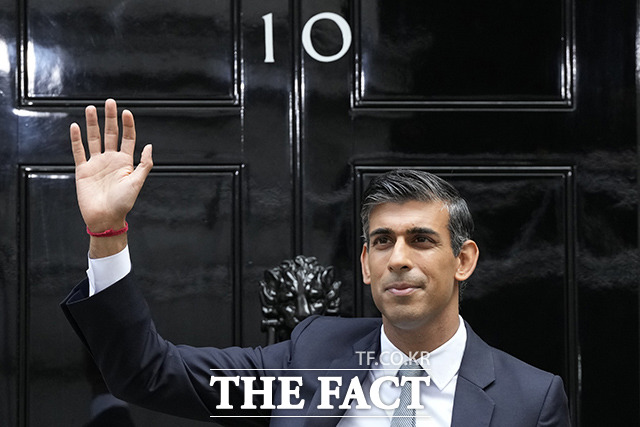 리시 수낵 영국 신임 총리가 25일(현지시간) 영국 런던 다우닝가에 있는 총리관저 앞에서 연설하기 전 손을 흔들고 있다. /런던=AP.뉴시스