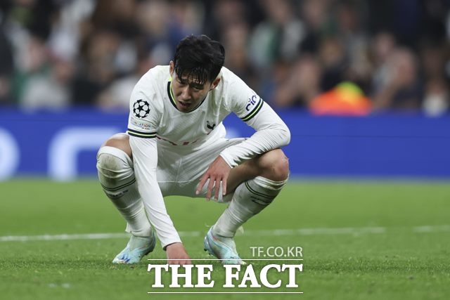 토트넘 공격수 손흥민이 27일 스포르팅CP와 UCL 5차전에서 풀타임 활약하며 고군분투했지만 1-1로 경기가 끝나자 허탈한 표정을 감추지 못하고 있다./런던=AP.뉴시스