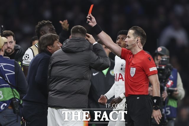 해리 케인의 골이 VAR 판독 결과 오프사이드로 판정되자 항의하다 퇴장당하는 토트넘 콘테 감독./런던=AP.뉴시스