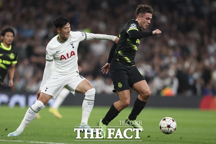 스포리팅CP 선수와 볼을 다투고 있는 손흥민./런던=AP.뉴시스