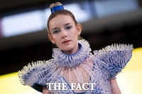  네덜란드, 런웨이를 사로잡은 '백신 쓰레기 드레스' [TF사진관]