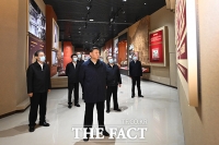  '3연임' 시진핑, 혁명 성지 '옌안' 방문…새 지도부와 첫 공식 행사 [TF사진관]