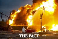  '러시아 합병' 지역에 우크라이나군 폭격 시작…불타는 석유창고 [TF사진관]