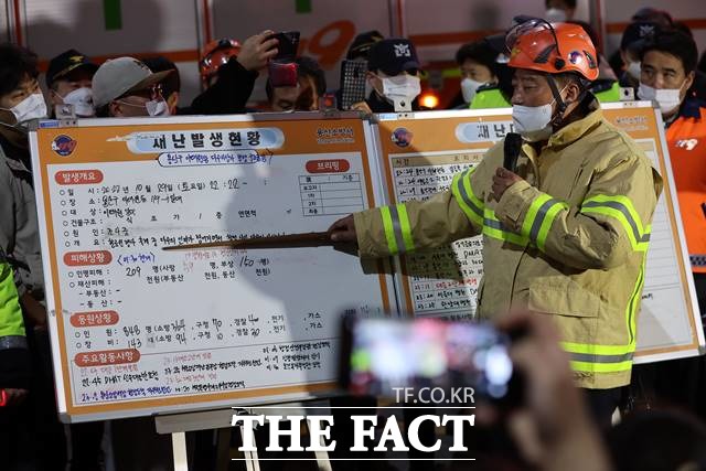 지난 29일 밤 서울 용산구 이태원 일대에서 대규모 압사사고가 발생한 가운데 30일 새벽 최성범 용산소방서 서장이 취재진 앞에서 현장브리핑하고 있다. 경찰에 따르면 이날 이태원에는 10만명 이상의 인파가 몰렸다. 2022.10.30. livertrent@newsis.com/뉴시스