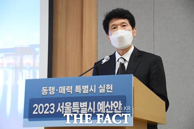 서울시가 이태원 참사와 관련해 기반 시설 문제에 따른 사고가 아니라 운영‧관리 차원의 문제라는 입장을 밝혔다. 정수용 서울시 기획조정실장이 1일 오전 서울시청에서 2023년도 예산안 브리핑을 하고 있다. /뉴시스