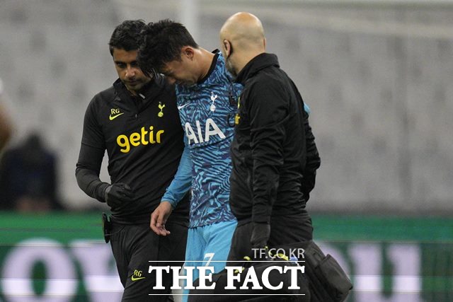 토트넘 공격수 손흥민(가운데)이 2일 마르세유와 UCL D조 최종전 전반 공중볼 경합 도중 상대 수비수와 부딪히면서 얼굴을 크게 다쳐 의료진의 도움을 받아 경기장을 떠나고 있다./마르세유=AP.뉴시스