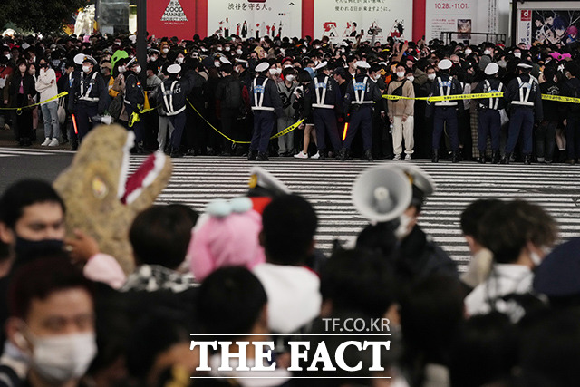 일본 도쿄의 시부야 등에서도 경찰들이 곳곳에 배치돼 사람들의 통행을 도왔다. /시부야=AP.뉴시스
