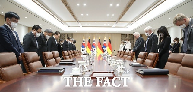 윤석열 대통령과 프랑크 발터 슈타인마이어 독일 대통령이 4일 오전 용산 대통령실 청사에서 열린 한독 정상회담에 앞서 이태원 참사 희생자 추모 묵념을 하고 있다. /뉴시스