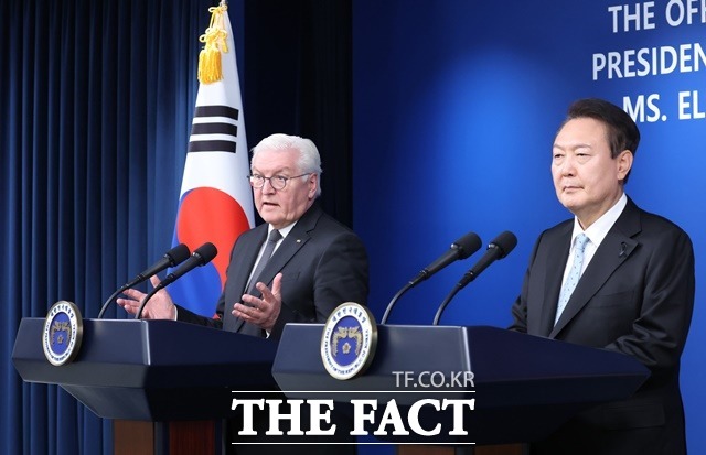 윤석열 대통령과 슈타인마이어 독일 대통령이 4일 서울 용산 대통령실 청사에서 정상회담을 마친 뒤 공동언론발표를 하고 있다. /뉴시스