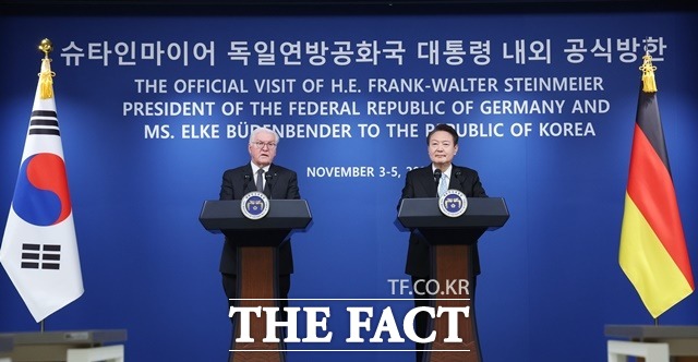 윤석열 대통령과 슈타인마이어 독일 대통령이 4일 서울 용산 대통령실 청사에서 정상회담을 마친 뒤 공동언론발표를 하고 있다. /뉴시스