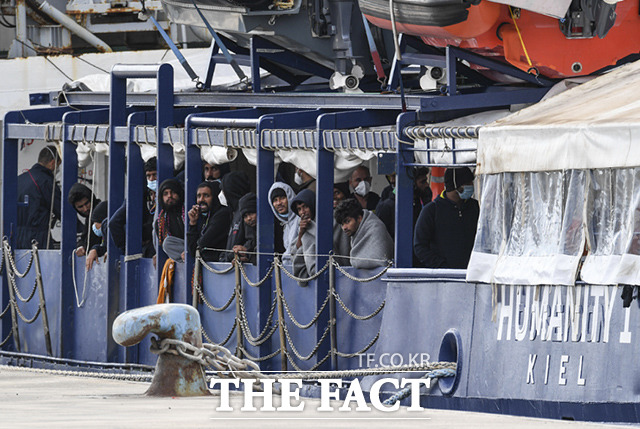 6일(현지시간) 이탈리아 시칠리아섬 카타니아 항구에 도착한 독일 구호단체 SOS 휴머니티 소속 구조선 휴머니티 1호 갑판에서 난민들이 밖을 바라보고 있다. /시칠리아=AP.뉴시스