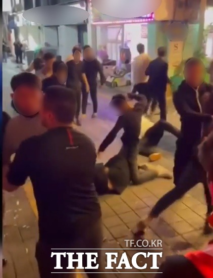 8일 광주경찰청 마약범죄수사대에 따르면 지난달 30일 오전 4시께 광주 동구 충장로 인근 한 술집 앞에서 러시아인과 우즈베키스탄 국적 고려인 10여명이 서로 엉켜 몸싸움을 벌였다. /뉴시스