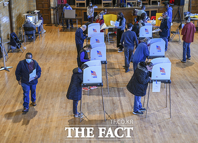 미국 메릴랜드주 볼티모어의 한 투표소에서 유권자들이 투표를 하고 있다. 이번 중간선거는 사전투표자 수만 4,300만 명을 넘길 정도로 관심이 뜨거운 것으로 알려졌다. /볼티모어=AP.뉴시스