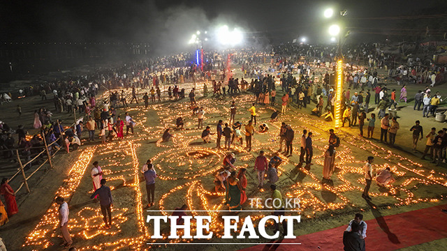 7일(현지시간) 인도 우타르프라데시주 프라야그라즈의 갠지스강 인근에서 힌두교도들이 디왈리를 기념해 촛불을 밝히고 있다. /프라야그라즈=AP.뉴시스