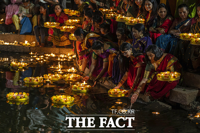 디왈리는 힌두교의 전통 축제 중 하나로 집과 거리를 환하게 밝히는 것이 특징이며, 이에 빛의 축제라고 알려져 있다. 힌두교도들이 뭄바이의 강가에서 디왈리를 맞이해 등불을 밝히고 있다. /뭄바이=AP.뉴시스