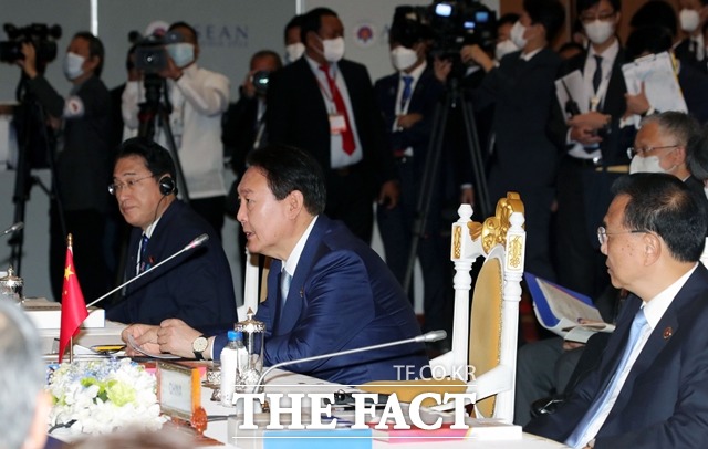 윤석열 대통령이 12일(현지시간) 프놈펜 한 호텔에서 열린 아세안+3 정상회의에서 발언하고 있다./뉴시스