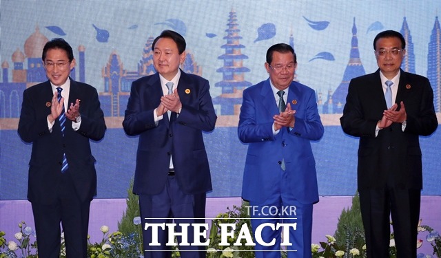 윤석열 대통령이 12일(현지시간) 프놈펜 한 호텔에서 열린 아세안+3 정상회의에서 참가국 정상들과 기념촬영을 마친 뒤 박수치고 있다. 왼쪽부터 기시다 일본 총리, 윤석열 대통령, 훈센 캄보디아 총리, 리커창 중국 총리./뉴시스