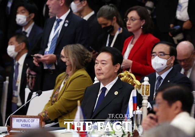 윤석열 대통령이 13일(현지시간) 프놈펜 한 호텔에서 열린 동아시아 정상회의(EAS)에 참석한 모습. /뉴시스