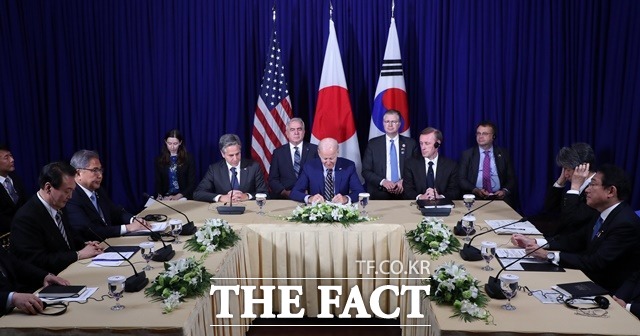 윤석열 대통령이 13일 오후 프놈펜의 한 호텔에서 조 바이든 미국 대통령, 기시다 후미오 일본 총리와 한미일 정상회담을 하고 있다. /뉴시스