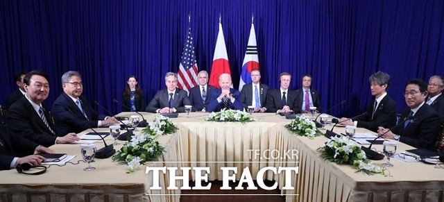 윤석열 대통령이 13일 오후 캄보디아 프놈펜의 한 호텔에서 조 바이든 미국 대통령, 기시다 후미오 일본 총리와 한미일 정상회담을 하고 있다. /뉴시스