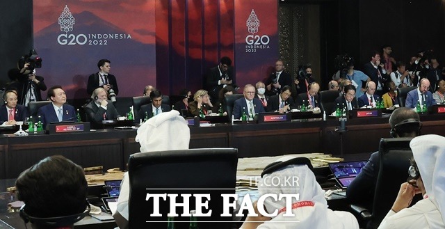 윤석열 대통령(왼쪽 두 번째)이 15일 오전(현지시간) 발리 한 호텔에서 열린 G20 정상회의에 참석해 자리하고 있다. /뉴시스